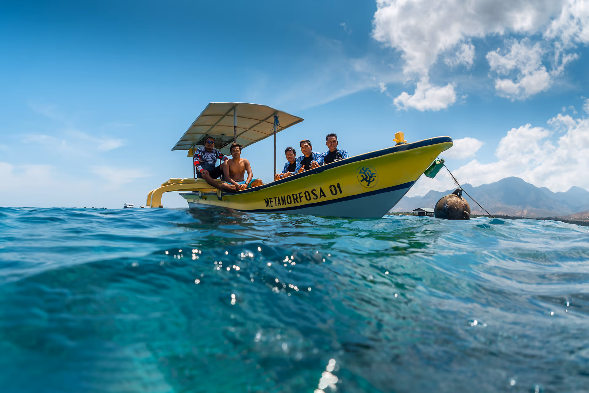 Comfortable boat exploration of coral reefs