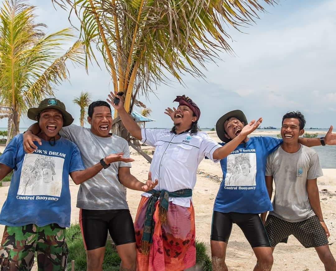 Metamorfosa team of marine conservation experts and artists