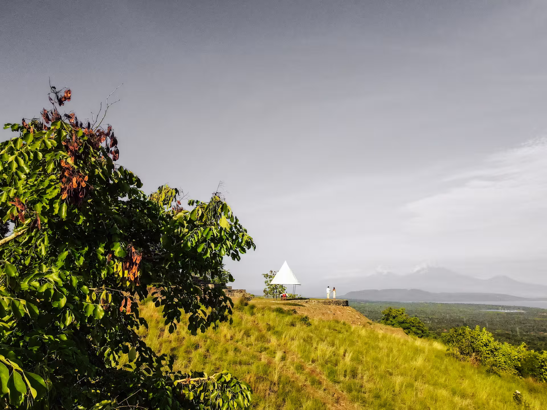 Panoramic amphitheatre with sweeping valley and mountain views
